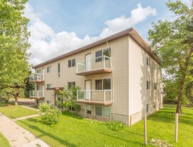 Ray Manor in Edmonton, AB - Building Photo