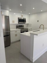 6870 SW 45th Ln in Miami, FL - Building Photo - Building Photo
