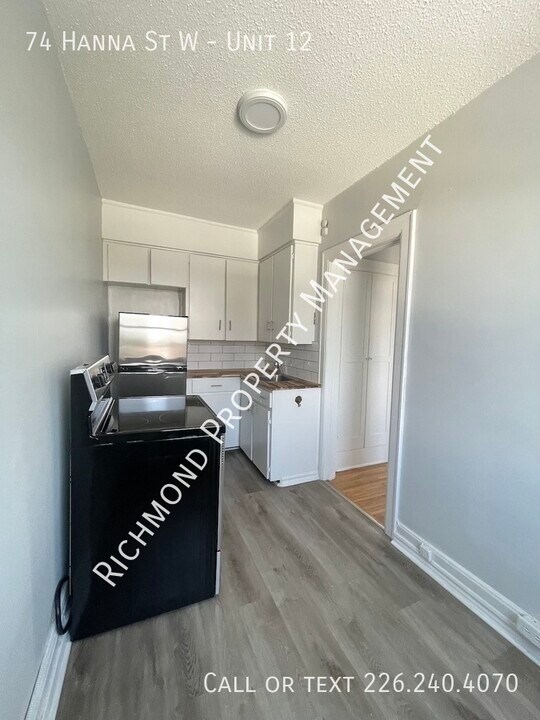 74 Hanna St W in Windsor, ON - Building Photo