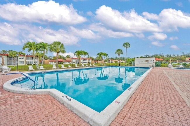 property at 185 Lake Evelyn Dr