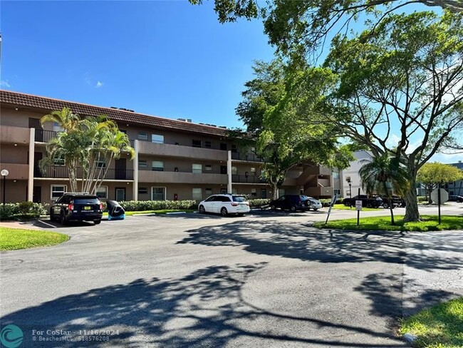 8350 Sands Point Blvd in Tamarac, FL - Building Photo - Building Photo