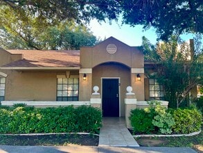 601 St James Dr in Laredo, TX - Building Photo - Building Photo