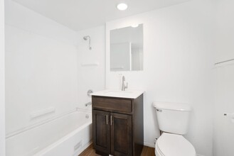 2104 College St in Cedar Falls, IA - Building Photo - Building Photo