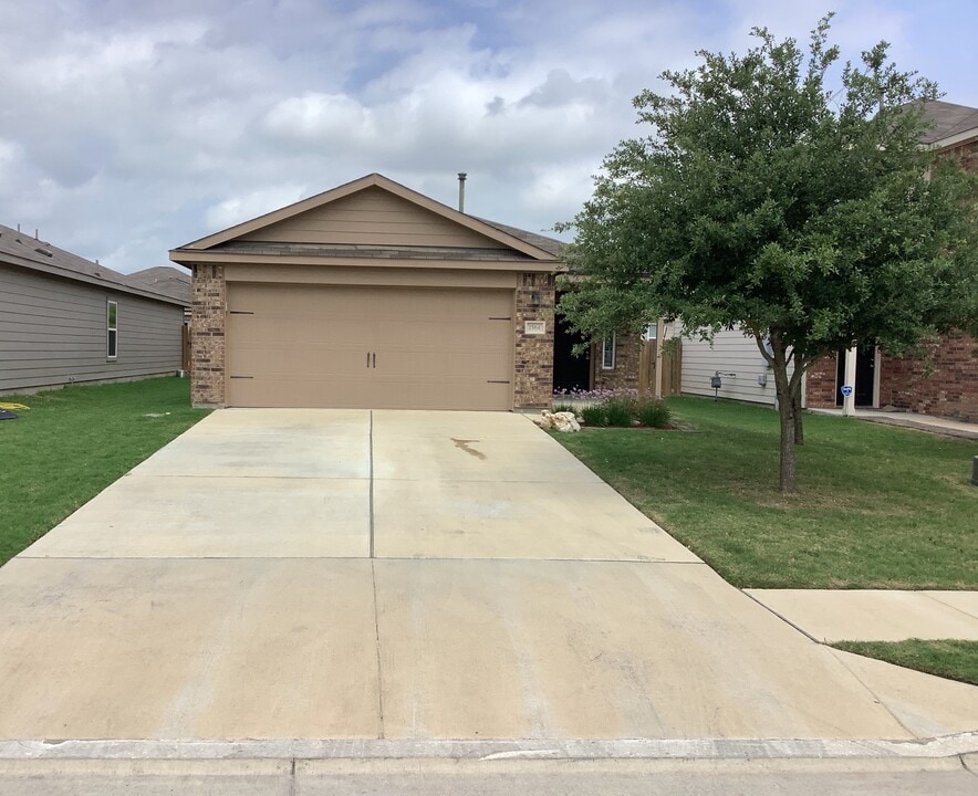 1564 Breanna Ln in Kyle, TX - Building Photo