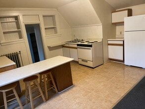 858 Elmwood Ave in Oshkosh, WI - Foto de edificio - Building Photo