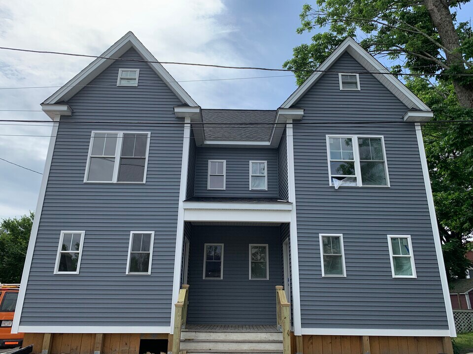 8 Fales Pl in Foxboro, MA - Building Photo