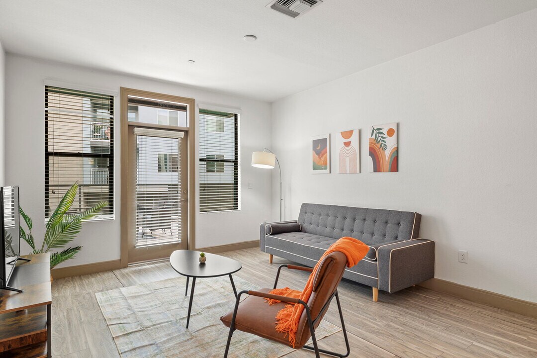 555 N College Ave in Tempe, AZ - Building Photo