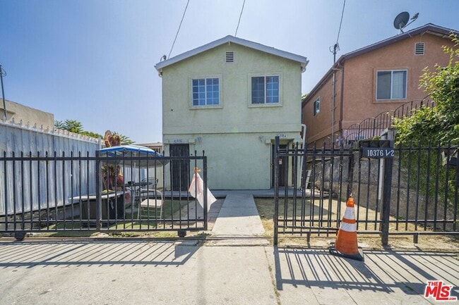 10376 Wilmington Ave, Unit 1407 in Los Angeles, CA - Building Photo - Building Photo