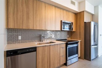 2150 N Bayshore Dr, Unit 703 in Miami, FL - Building Photo - Building Photo