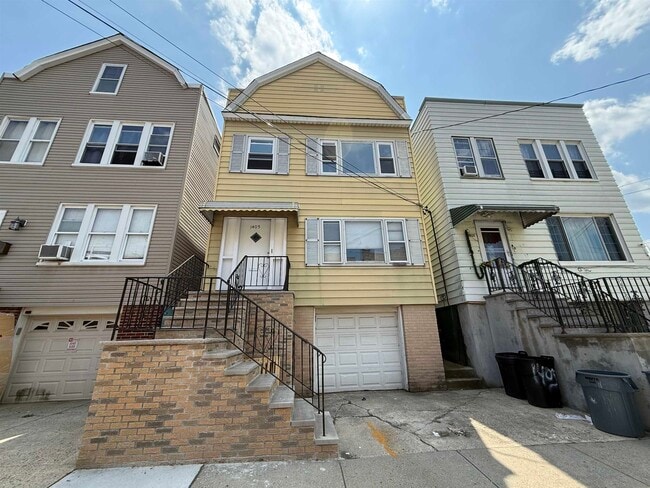 property at 1403 8th St