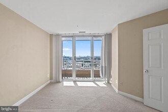 100 Harborview Dr in Baltimore, MD - Building Photo - Building Photo
