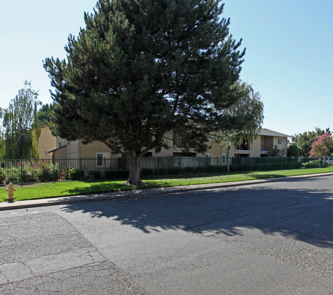 Countrywood Apartment Community in Marysville, CA - Building Photo - Building Photo