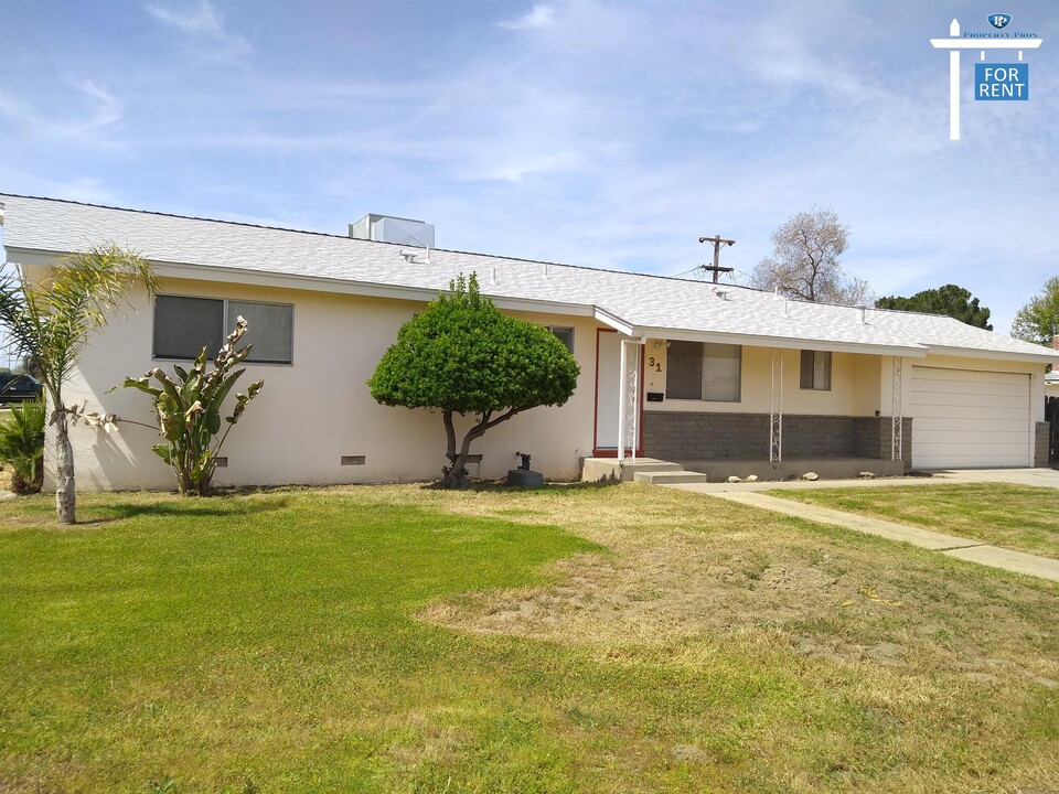 31 W Deodar Ln in Lemoore, CA - Building Photo