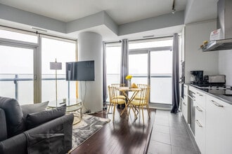 7 Grand Trunk Crescent in Toronto, ON - Building Photo - Building Photo