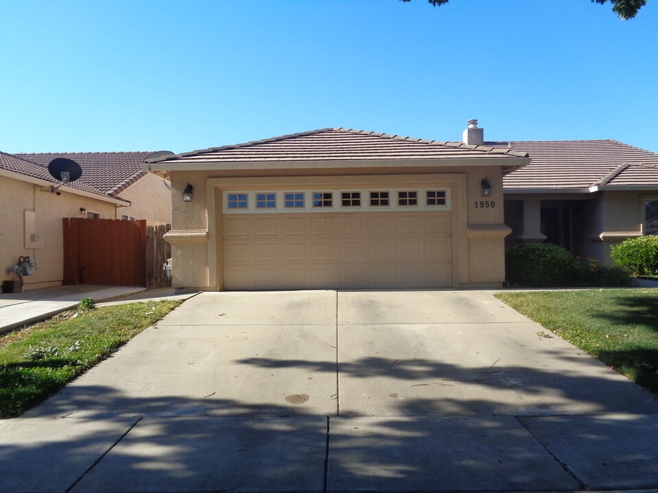 1950 Harbans Dr in Yuba City, CA - Building Photo