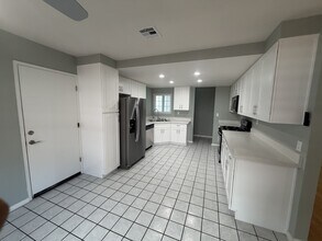 5109 Andrew Jackson St in Oceanside, CA - Foto de edificio - Building Photo