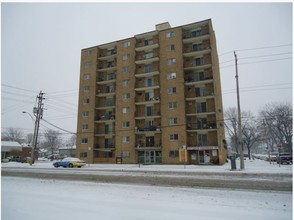 University Ave Apartments Windsor in Windsor, ON - Building Photo - Building Photo