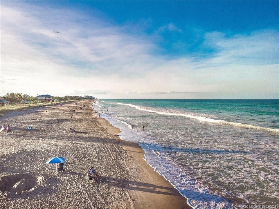 1289 NE Ocean Blvd in Stuart, FL - Foto de edificio