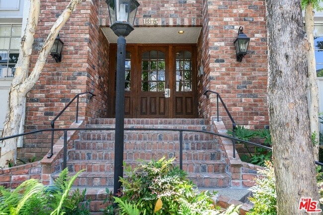 property at 1375 Kelton Ave