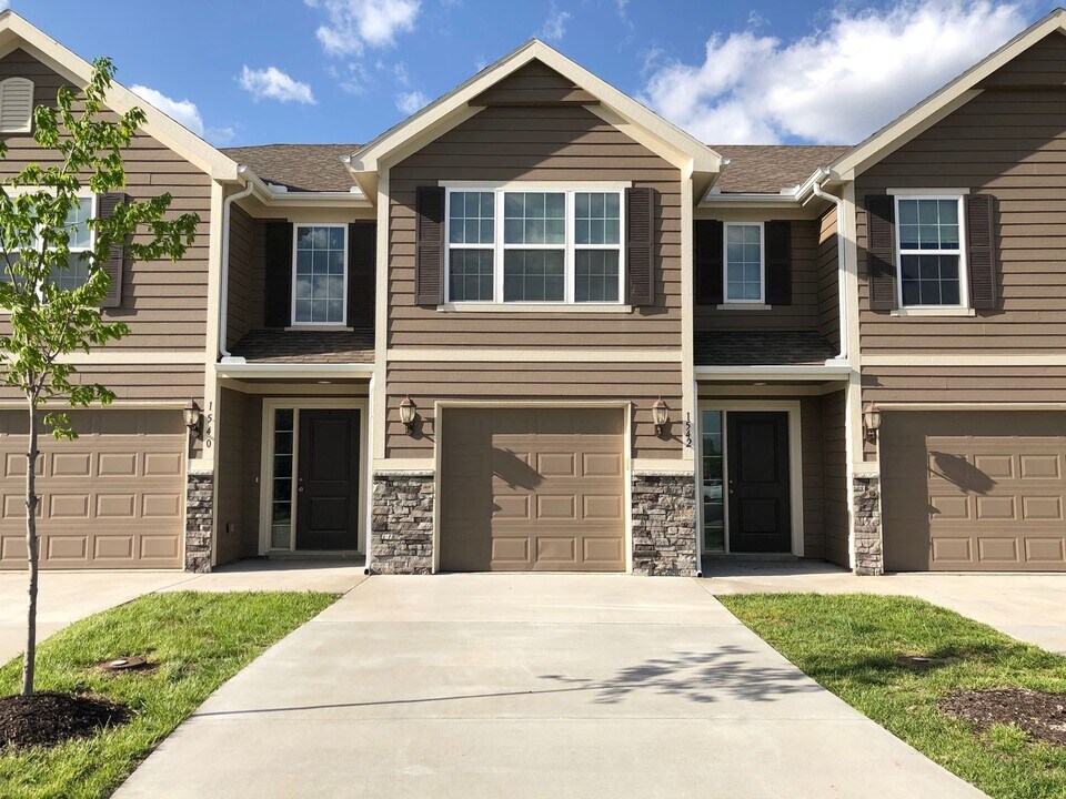 1542 NE Erin Ct in Grain Valley, MO - Building Photo