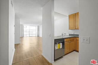 10751 Wilshire Blvd in Los Angeles, CA - Building Photo - Building Photo
