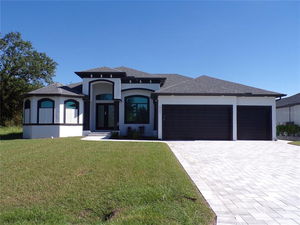 8165 Burwell Cir in Port Charlotte, FL - Building Photo