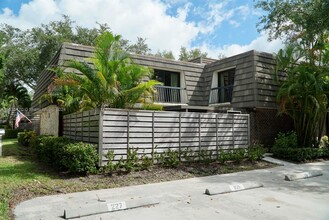 201 2nd Terrace in Palm Beach Gardens, FL - Foto de edificio - Building Photo