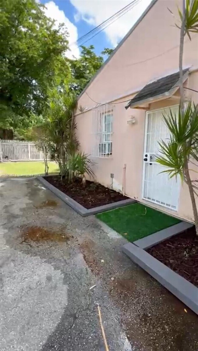 3318 NW 19th Ave-Unit -B in Miami, FL - Building Photo - Building Photo