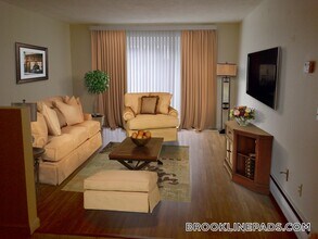 230 Babcock St, Unit 2F in Brookline, MA - Building Photo - Building Photo