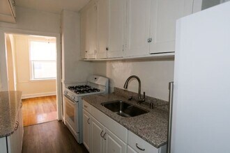 549 W Surf in Chicago, IL - Building Photo - Building Photo