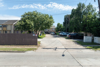 Kensington Park in Houston, TX - Building Photo - Building Photo