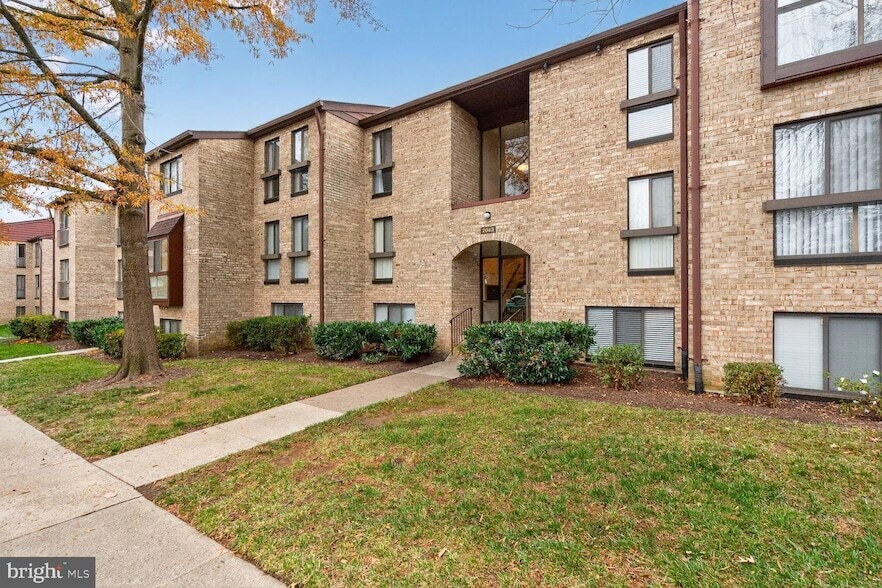 2063 Royal Fern Ct, Unit 39/21B in Reston, VA - Building Photo