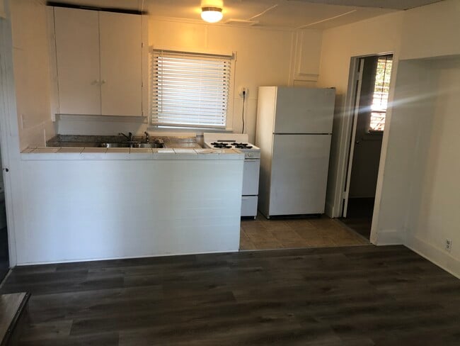 10742 Palms Blvd in Los Angeles, CA - Foto de edificio - Building Photo