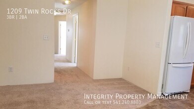 1209 Twin Rocks Dr in Central Point, OR - Building Photo - Building Photo