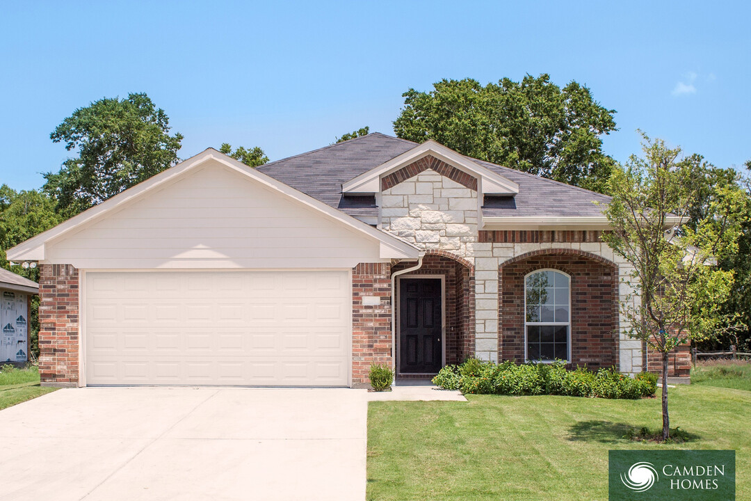 11830 Meadow Creek Dr in Brownsboro, TX - Building Photo