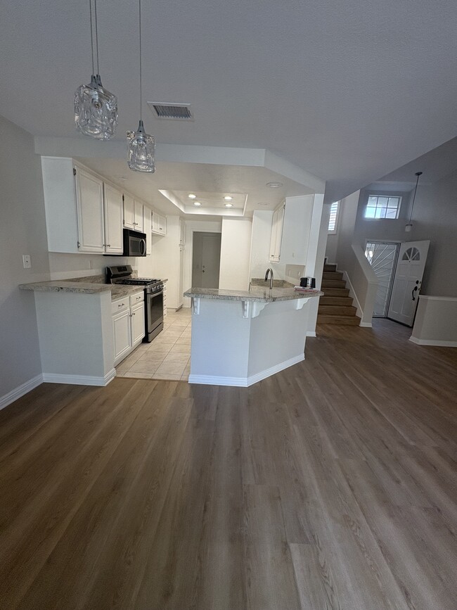 2211 Carob Way in Tustin, CA - Foto de edificio - Building Photo