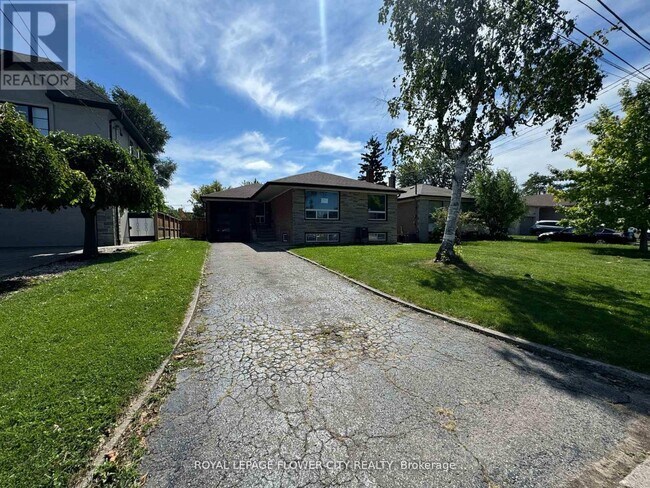 221 Acton Ave in Toronto, ON - Building Photo - Building Photo