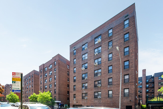 6400 Saunders St in Rego Park, NY - Building Photo - Building Photo