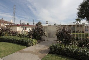 1807-1810 W Crestwood Ln in Anaheim, CA - Building Photo