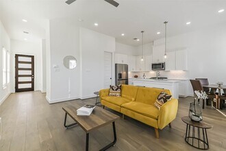 308 Queen Sude Ln in Houston, TX - Foto de edificio - Building Photo