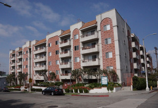 Reno Towers Apartments in Los Angeles, CA - Building Photo - Building Photo