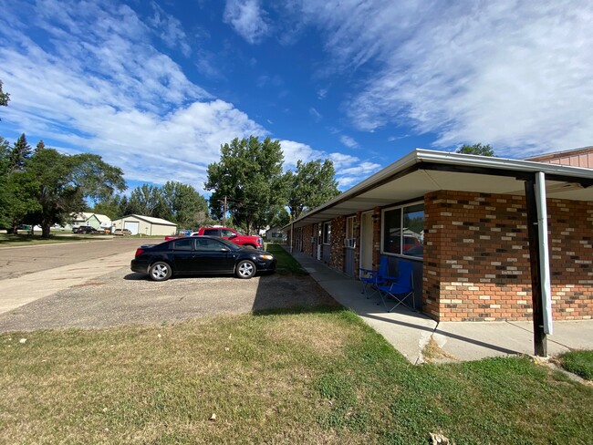 411 E Market St in Center, ND - Building Photo - Building Photo