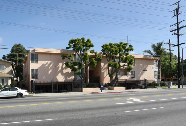 13111 Vanowen St in North Hollywood, CA - Foto de edificio - Building Photo