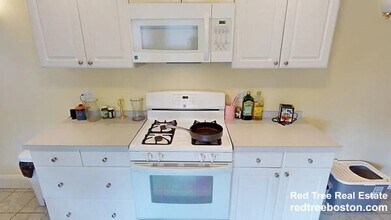 12 Homer St, Unit 1 in Watertown, MA - Building Photo - Building Photo