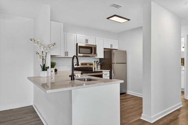 The Cloisters in Washington, DC - Foto de edificio - Building Photo