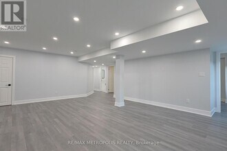 75 Eastgrove Sq in East Gwillimbury, ON - Building Photo - Building Photo