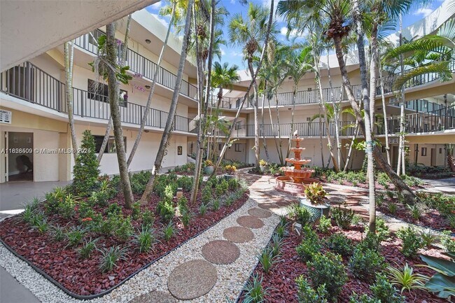 8035 SW 107th Ave in Miami, FL - Building Photo - Building Photo