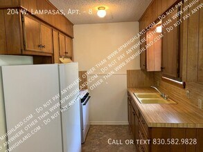 204 W Lampasas St-Unit -8 in Llano, TX - Foto de edificio - Building Photo