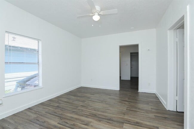 119 W Main St in Baytown, TX - Building Photo - Building Photo