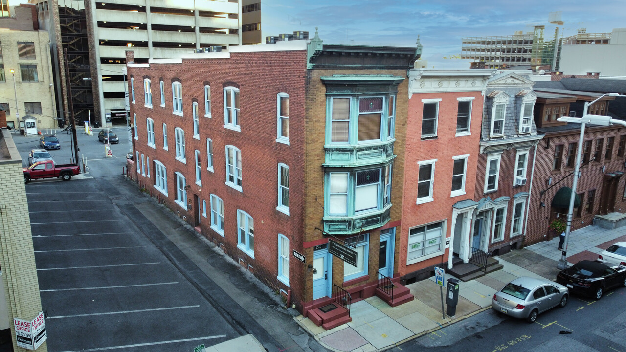 223 Pine St in Harrisburg, PA - Building Photo